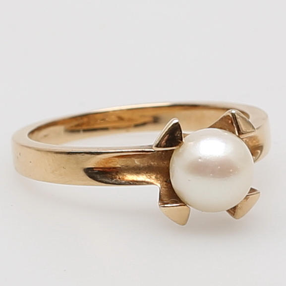 RING i 14K gulguld besatt med pärla.