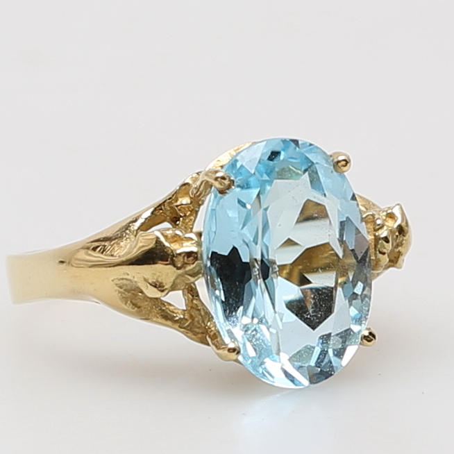 RING i 18K gulguld med akvamarin? fattning med dekor av lejon.