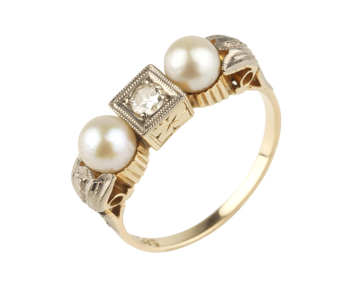 RING med 2 pärlor och 1 diamant ca. 0,13 ct 585 gult och vitt guld.