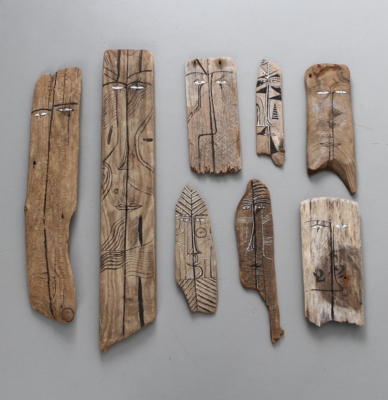 MADELEINE PYK. 8 delar, bemålat trä, signerade a tergo.