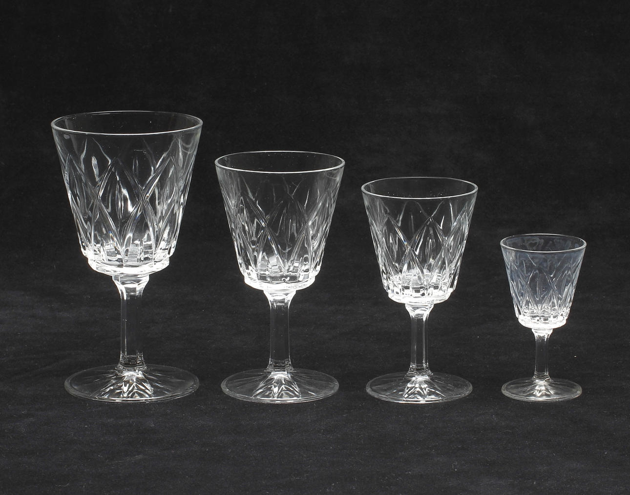 GLASSERVIS, pressglas, 51 delar, 1900-talets andra hälft.