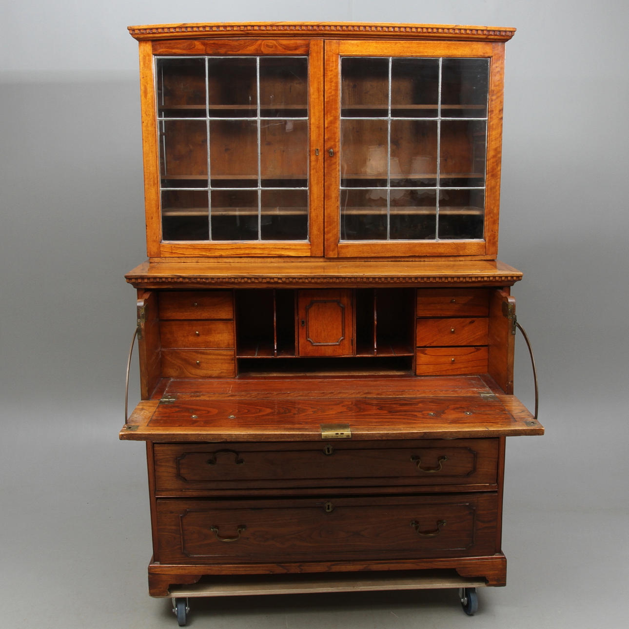 SKRIVBYRÅ med vitrindel, England, 1700-talets andra hälft.