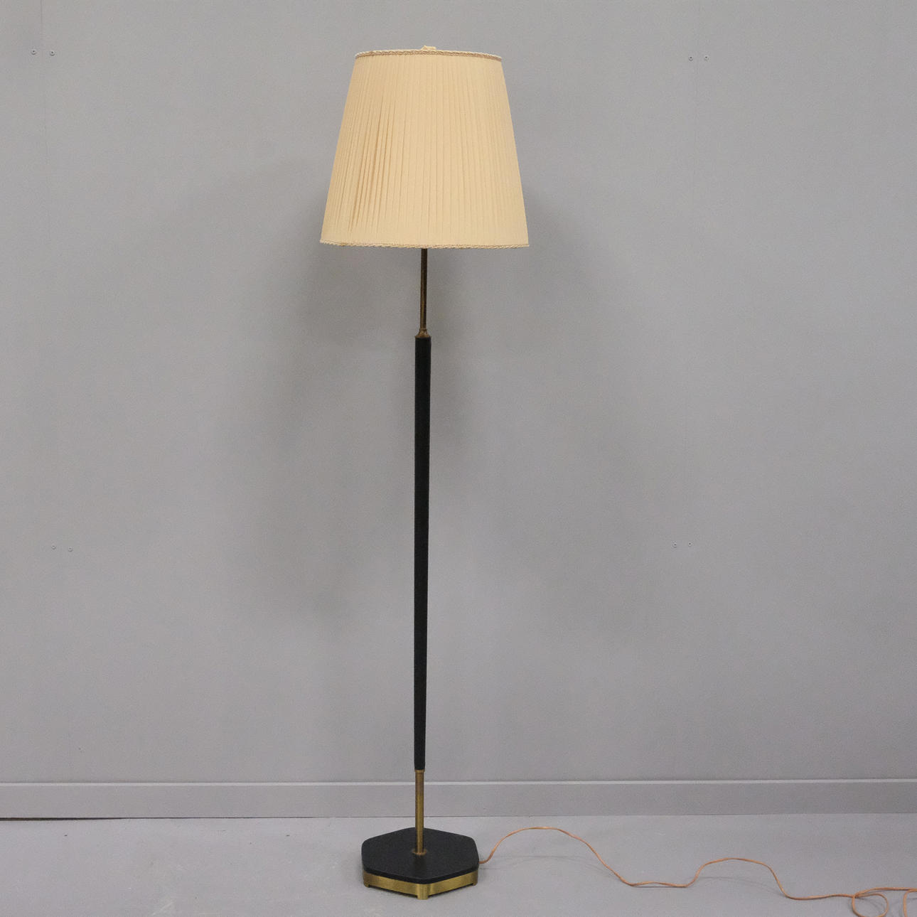 FLOOR LAMP, LEATHER AND BRASS, CUT G1.