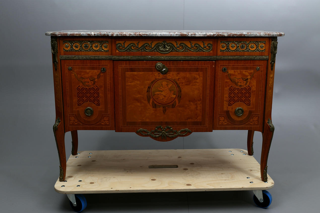 BYRÅ MED STENSKIVA, schatull och skåp, olika träslag, intarsia, gustaviansk stil, 1900-tal.