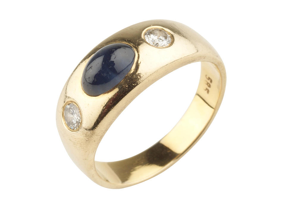 BANDRING med 1 safir cabochon, 2 briljantslipade diamanter ca. 0,13 ct 585 gult guld.