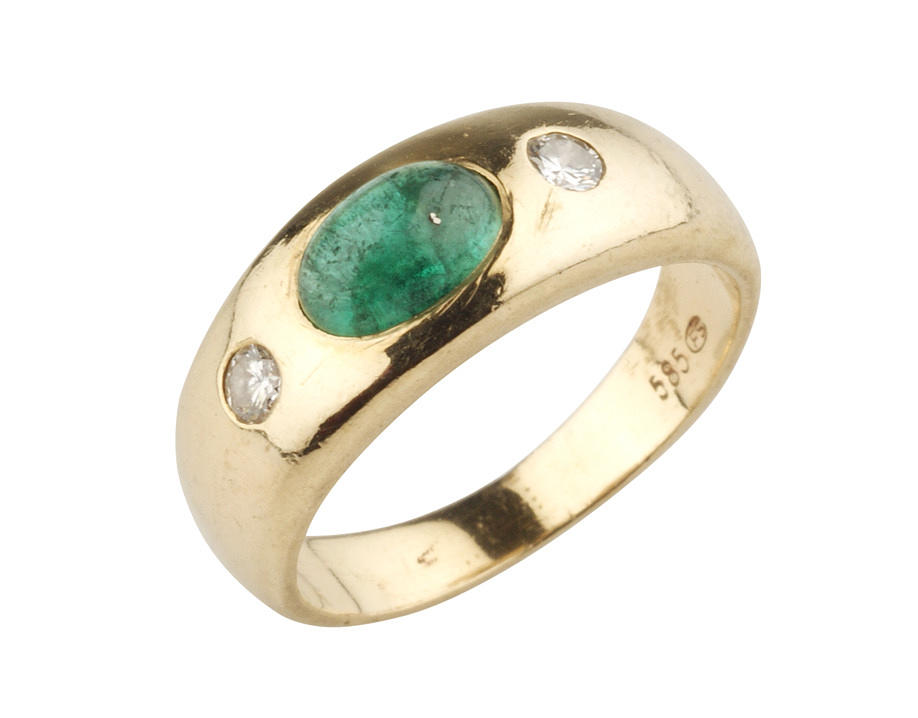 BANDRING, 1 smaragd cabochon, 2 briljantslipade diamanter ca. 0.10 ct 585 gult guld.