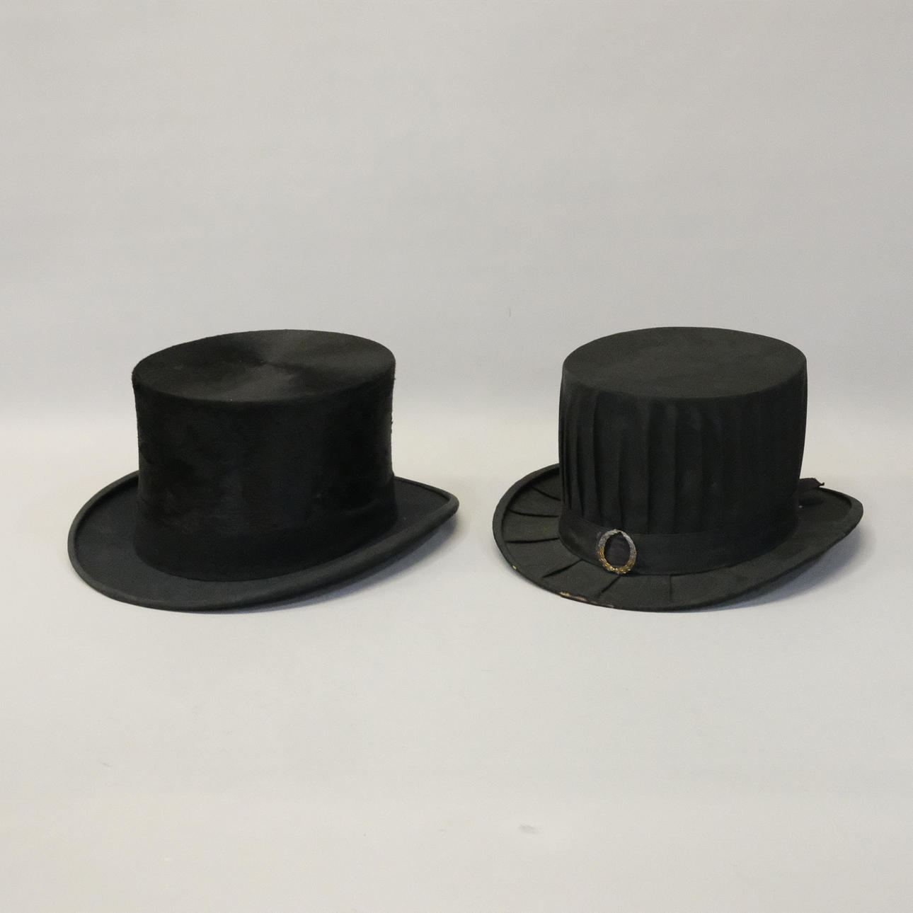 HÖG HATT SAMT DOKTORSHATT.