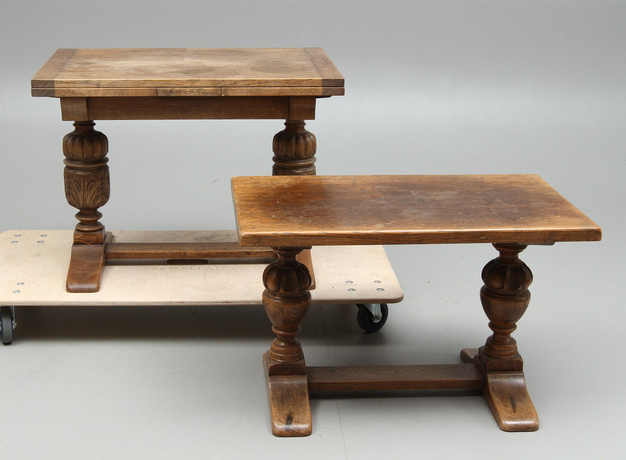 PALL, BORD, med utdragsskivor, barockstil, 1900-tal.