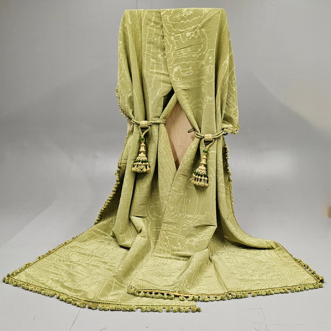 SIDEN GARDIN SET. SENT 1800-TAL.