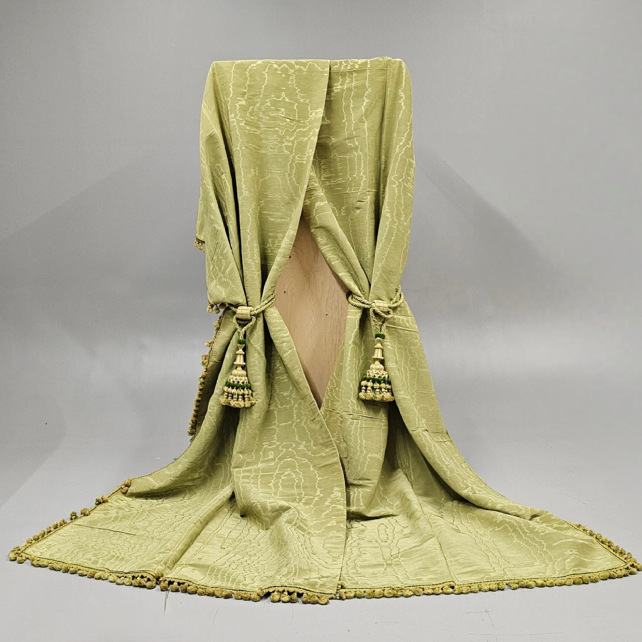 SIDEN GARDIN SET. SENT 1800-TAL.