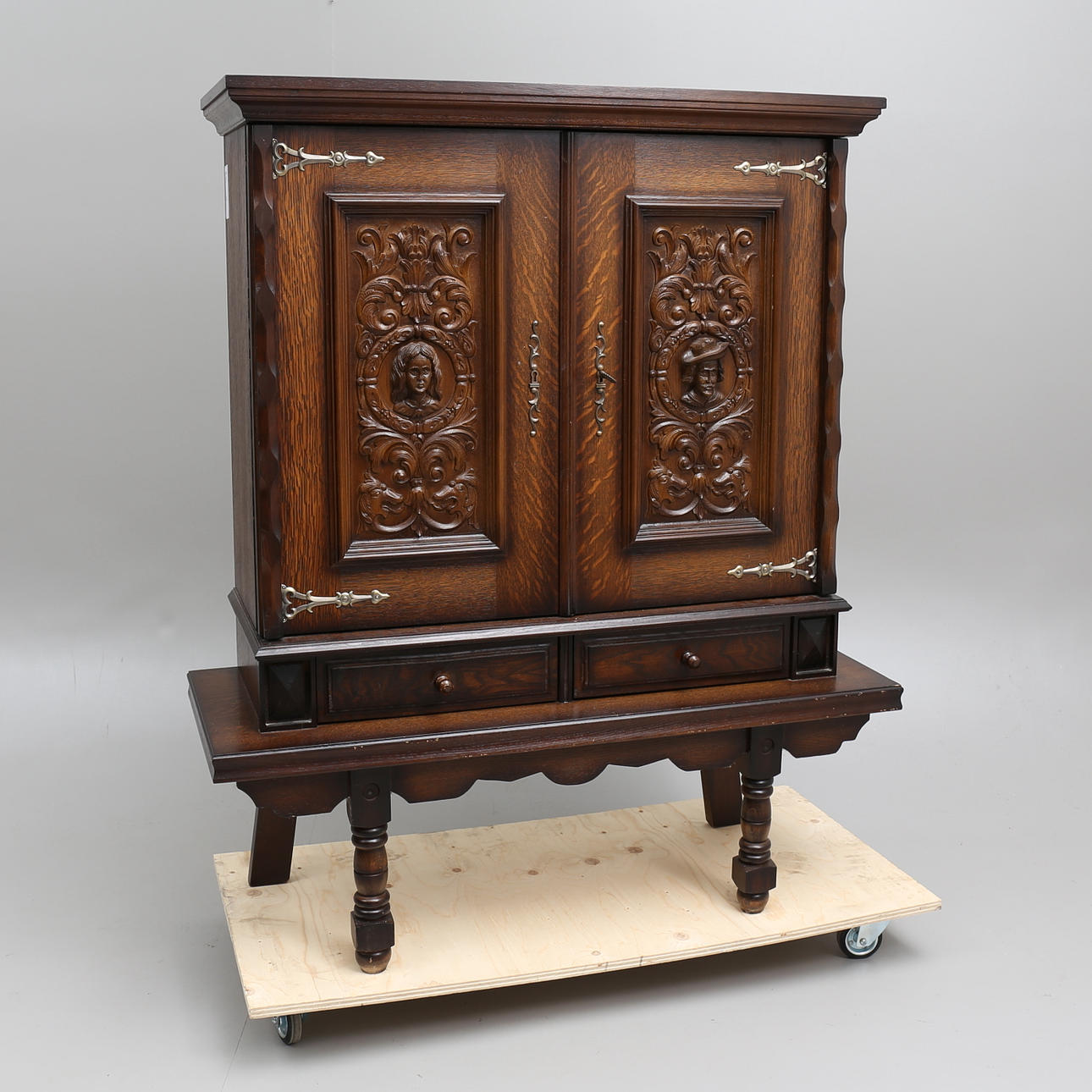 MATSALSSKÅP, ek, 1900-talets andra hälft.