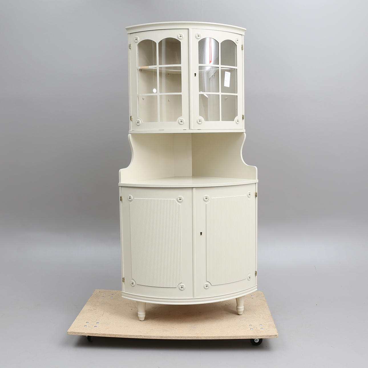 HÖRNSKÅP, gustaviansk stil, 1900-talets andra hälft.