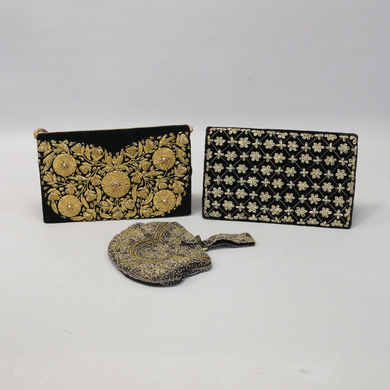 TRE AFTONVÄSKOR MED BRODERI.