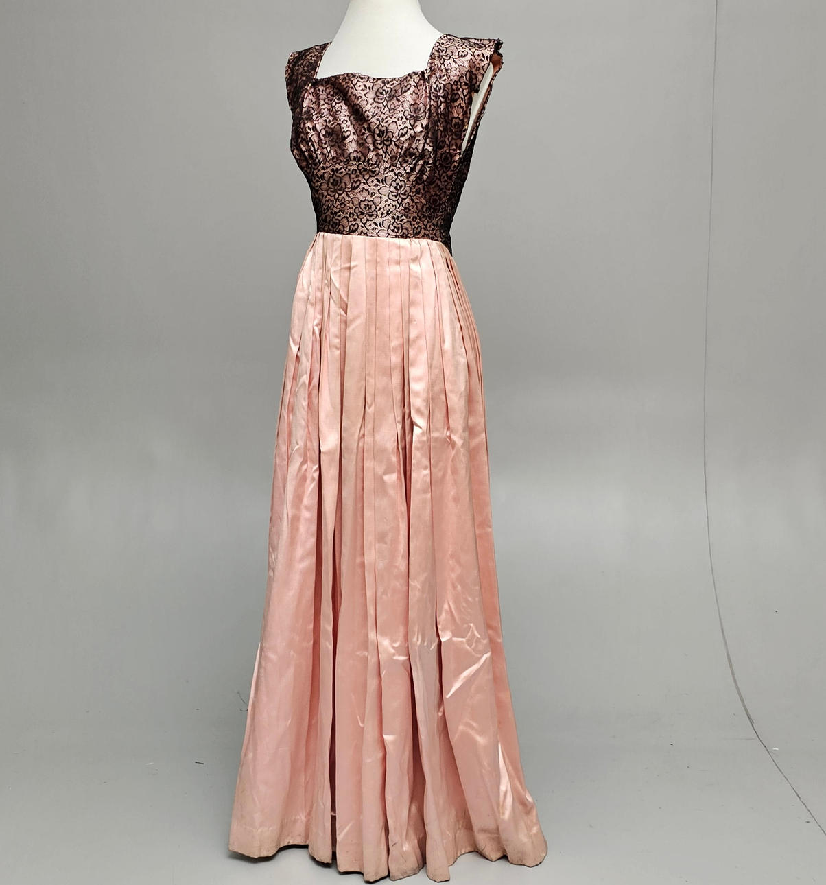 ROSA SATIN KLÄNNING MED SVART SPETS.