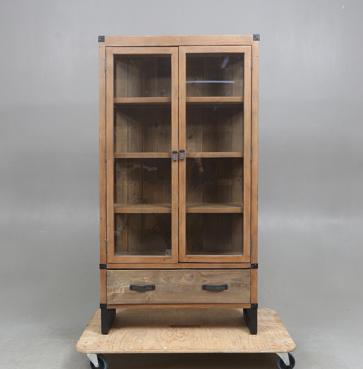 VITRINSKÅP, Woodenforge, Mio, samtida.