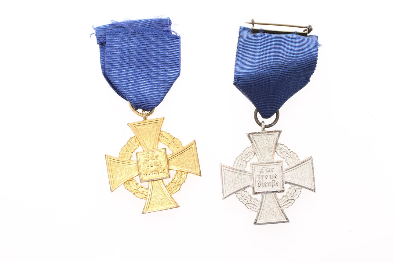 Två kors för trogen statligt tjänst, 25 respektive 40 år statligt tjänst - (Treuedienste Ehrenzeichen ).