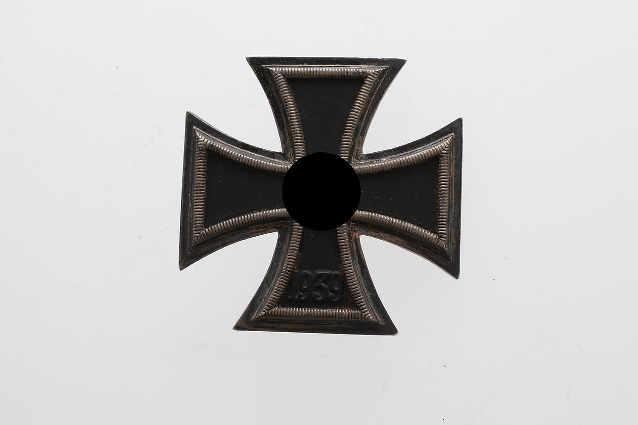 JÄRNKORS, 1939, 1:a klassen. Tillverkarmärkt med nr.65, vilket står för tillverkare Klein und Quenzer A.G från Idar/Oberstein.