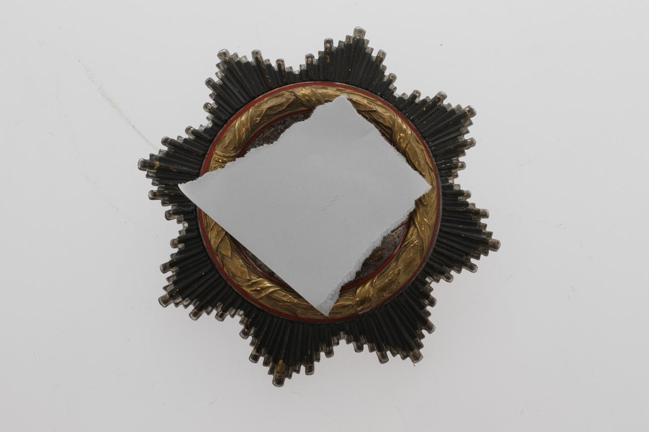 TYSKA KORSET I GULD, tillvarkarmärke 20 under nålen (Zimmermann).