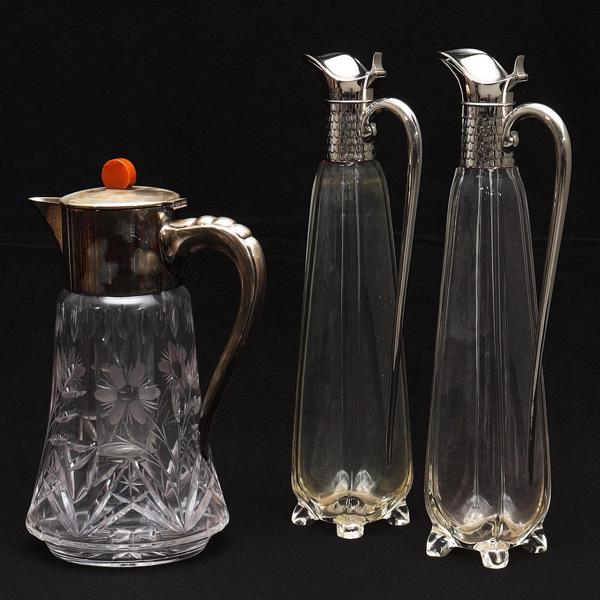 JACKS DE VINO, 3 objetos, vidrio y alpaca, 1900, Inglaterra.