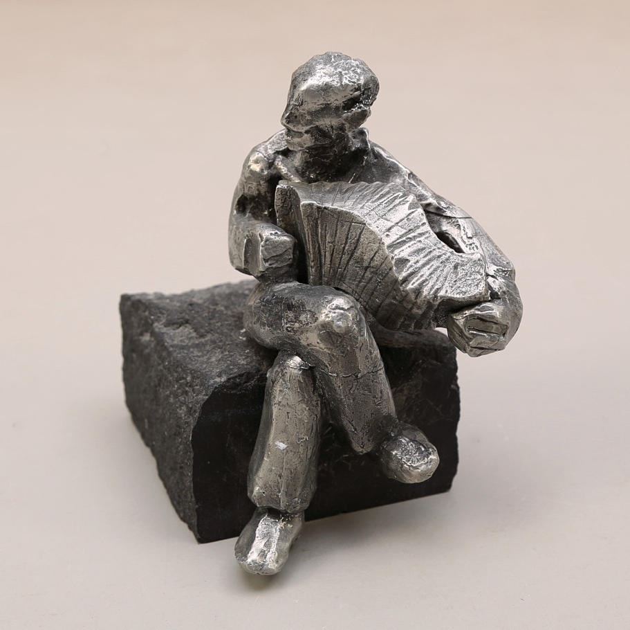 WANJA "NONES" HÅKANSSON. Skulptur, tenn/sten, "Durspelaren" 1989.