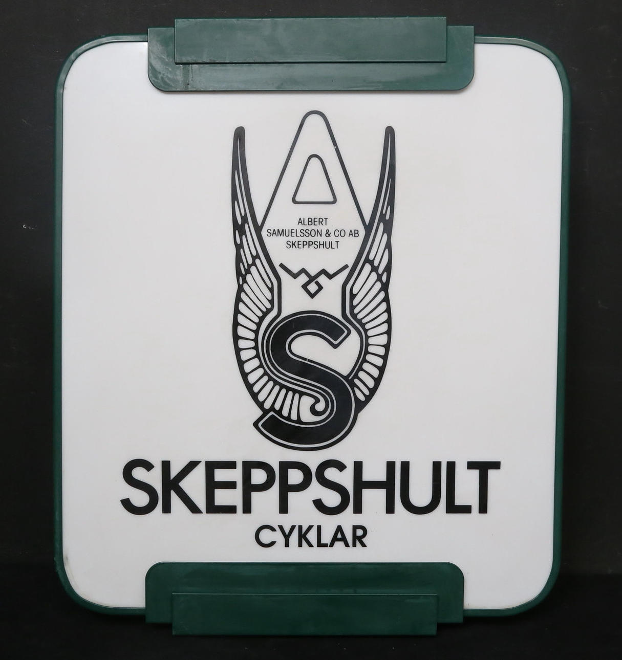 SKILT, med belysning, ''Skeppshult cykler''.