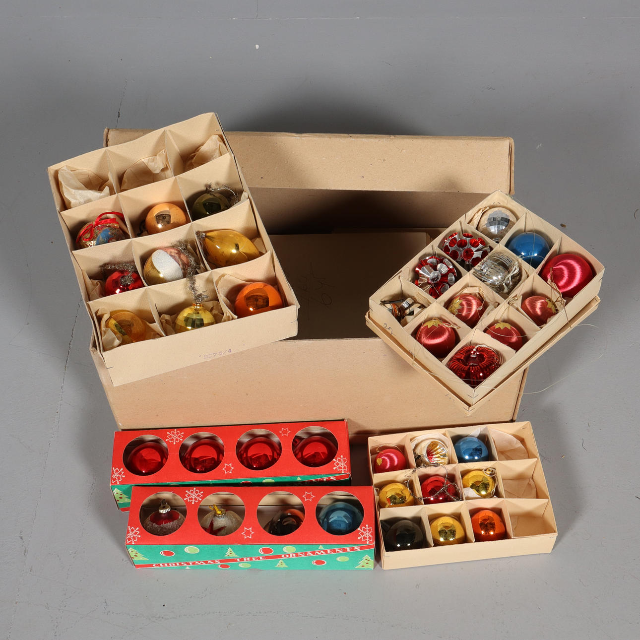 JULGRANSKULOR, ca 70 delar, glas/papper/plast.