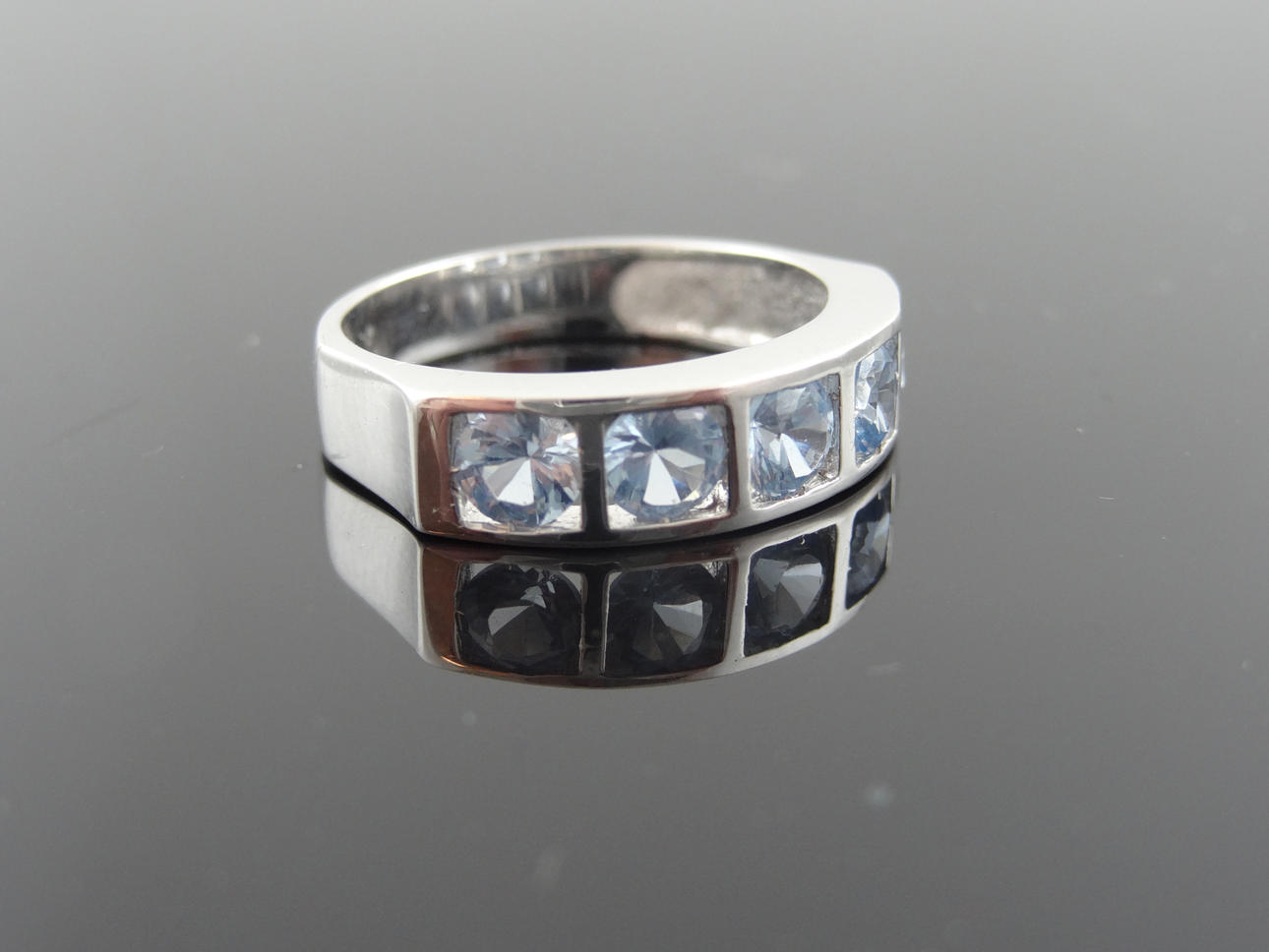 FEM STEN Aquamarine Ring 0,90cts 18k guld.