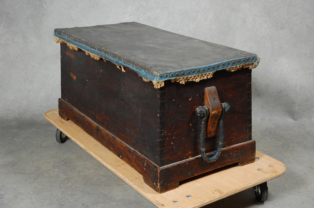 SJÖMANSKISTA, med målad segelduk, 1800-tal.