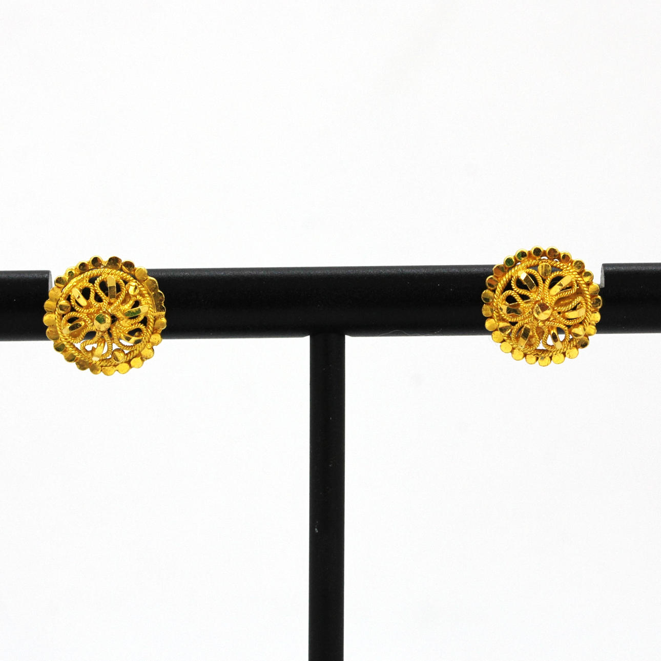 GOLDENE OHRRINGE MIT SCHRAUBVERSCHLUSS.