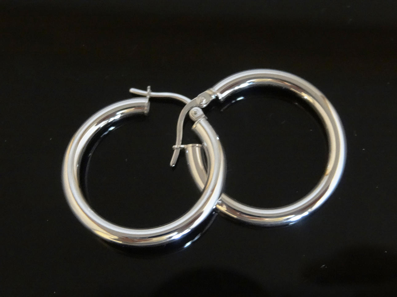 VITT GULD Örhängen 25,5mm 18 k guld.