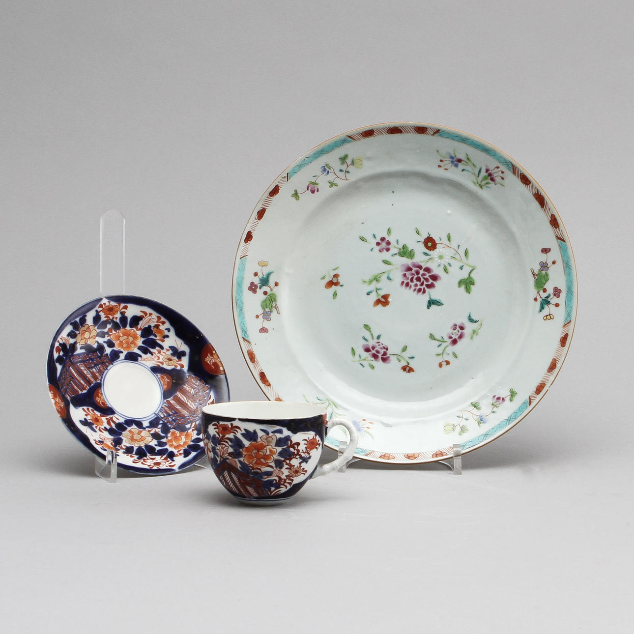 TALLRIK och KOPP MED FAT, porslin, Kina samt Japan, 1700-tal resp 1800-tal.