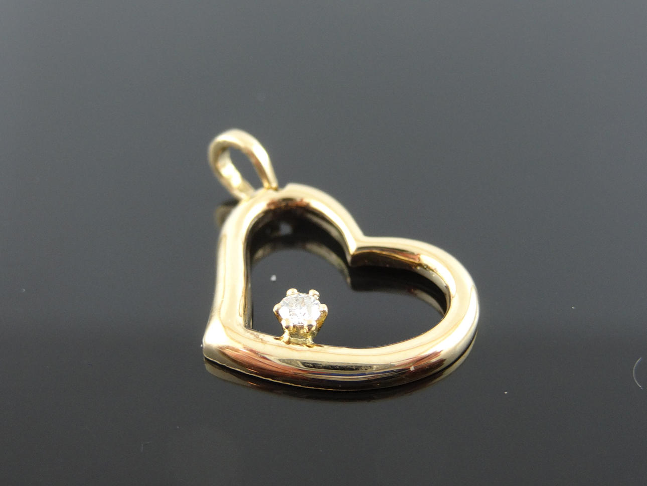 Hjärta hänge med diamant 0,06 ct 18 k guld.