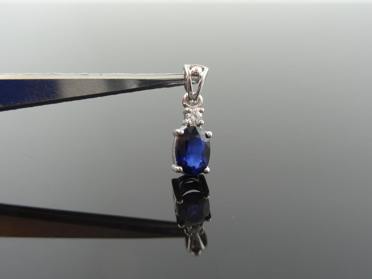 BLÅ SAFIR Hänge med diamant. 0,53cts 18k guld.