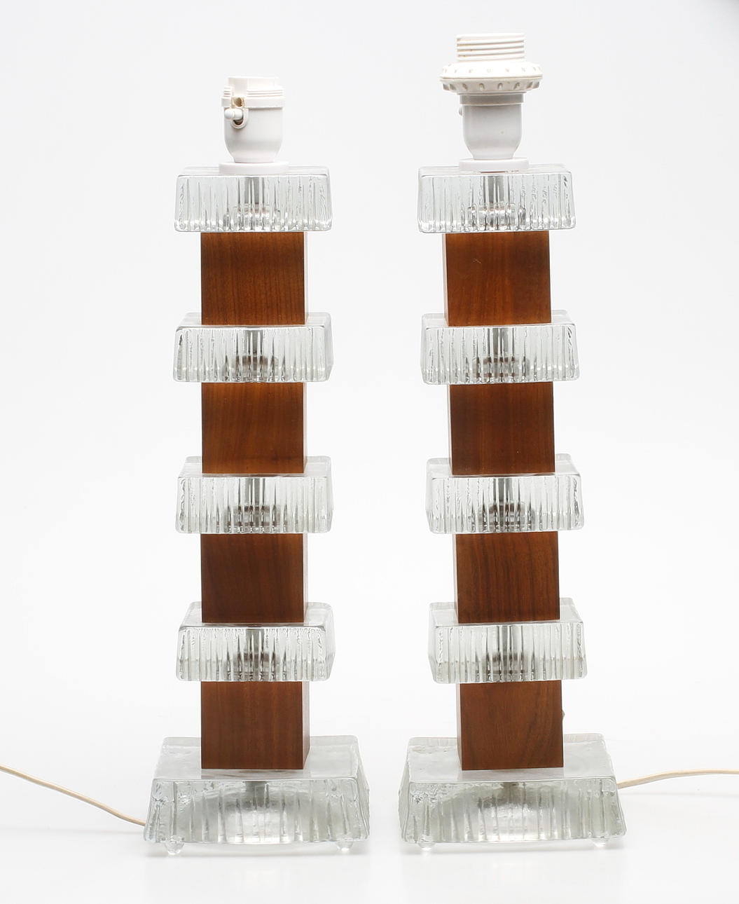 BORDSLAMPOR, ett par, teak och glas, 1900-talets andra hälft.