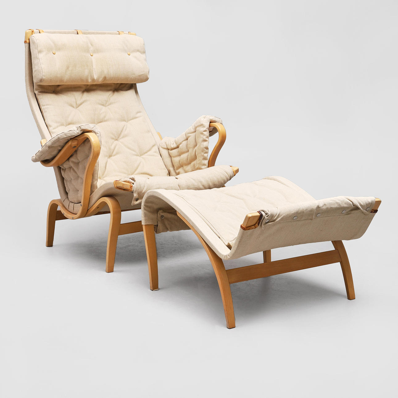 BRUNO MATHSSON. Sillón con taburete, Pernilla.