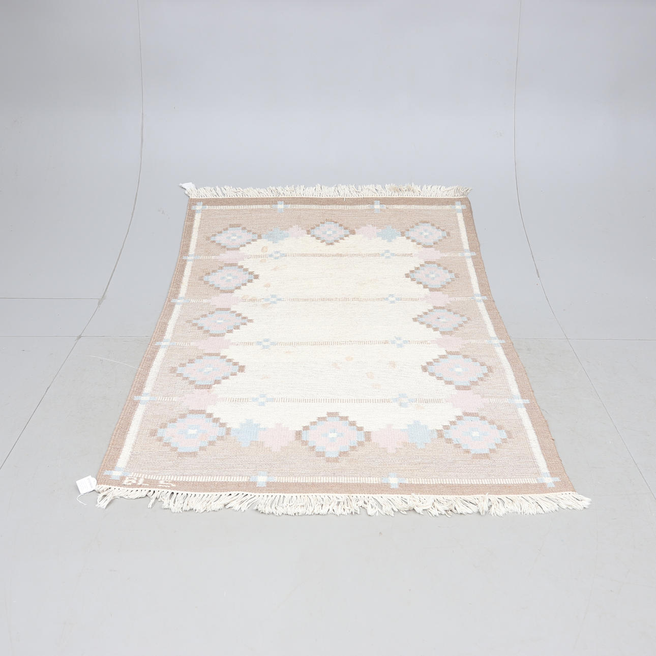 OIDENTIFIERAD FORMGIVARE. Carpet, fitted sheet, monogram signed BLS, approx. 193x145cm.