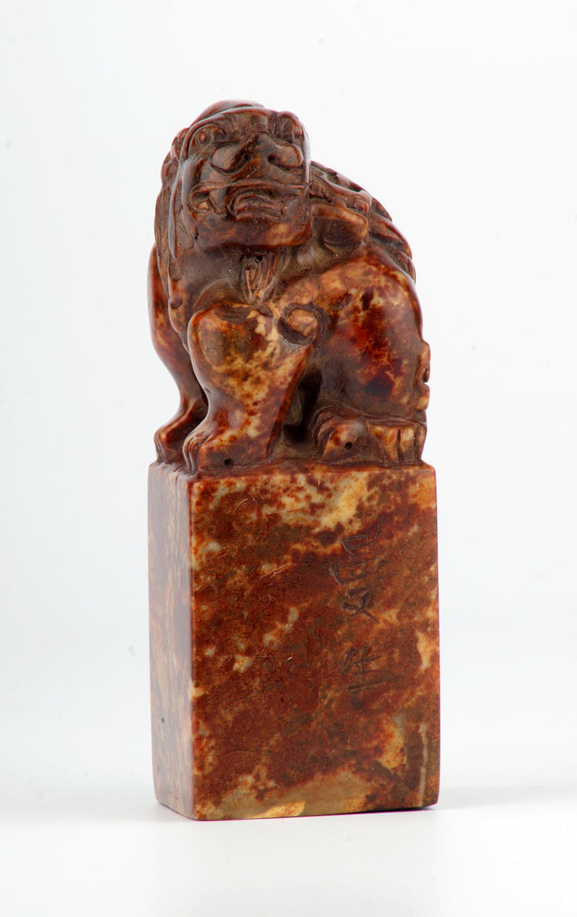 ”STÄMPEL I FORM AV FO-HUNDEN, SER TILL VÄNSTER.”.