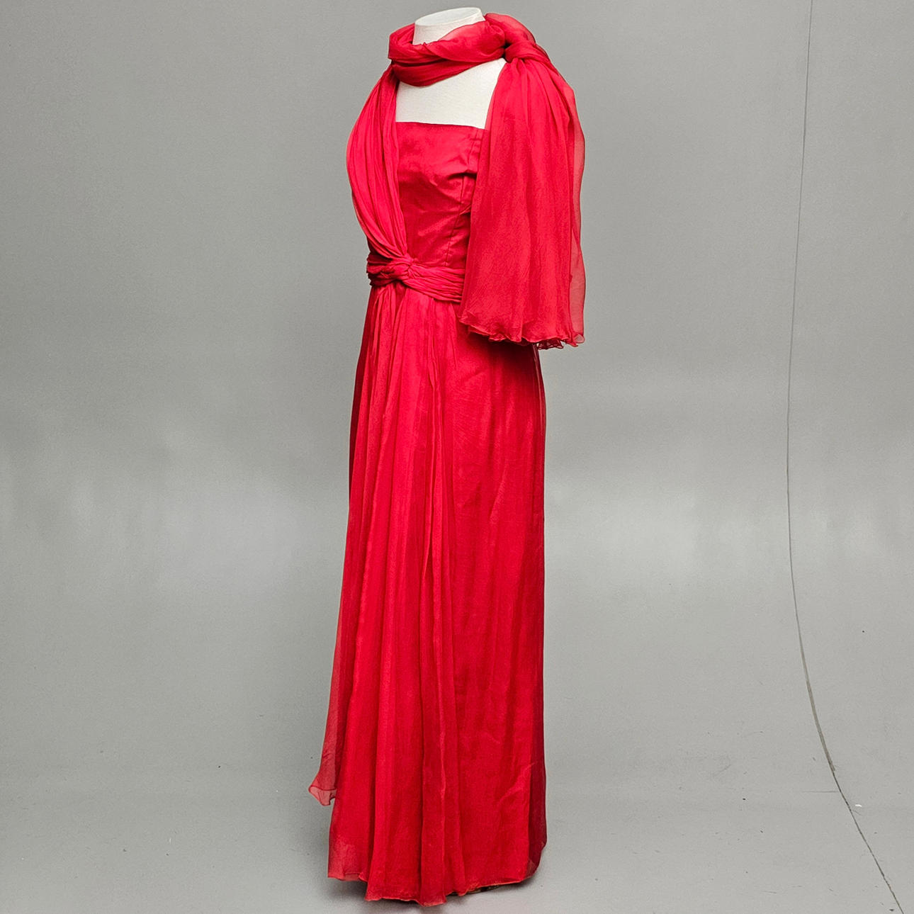 LÅNG RÖD KLÄNNING I CHIFFONG OCH BOMULL.