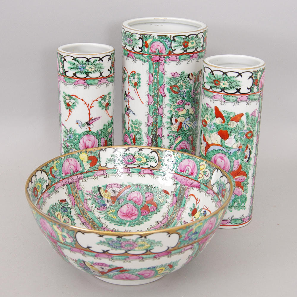 3 VASER SAMT SKÅL, famille rose, Kina, 1900-tal.