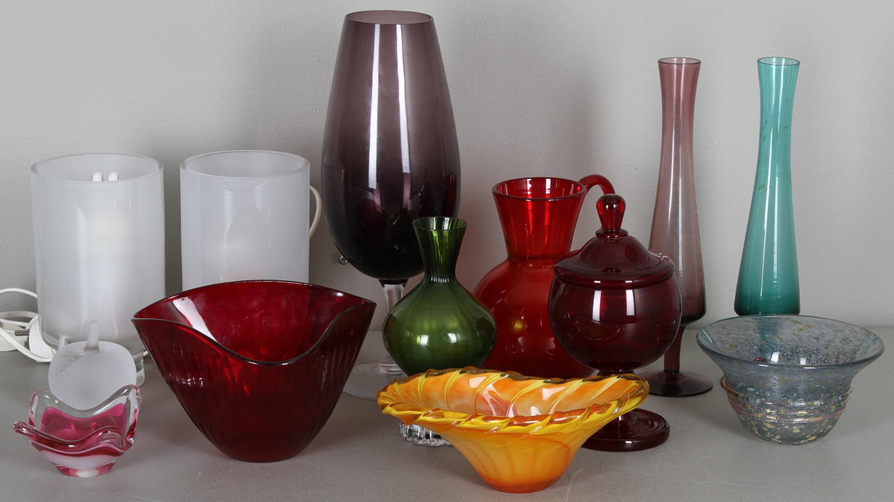 GLASFÖREMÅL, 13 delar, bl.a. Råman, Reijmyre, Vobruba, 1900-tal.