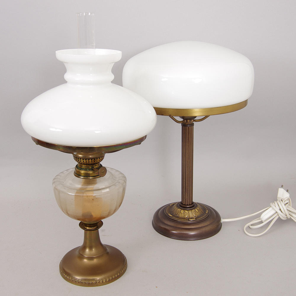 BORDSLAMPOR, 2 stycken, bordsfotogenlampa samt strindbergslampa.