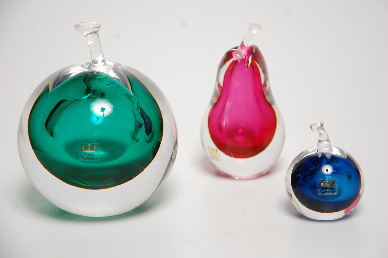 VICKE LINDSTRAND. Parfymflakonger, 3 st signerade, märkta.