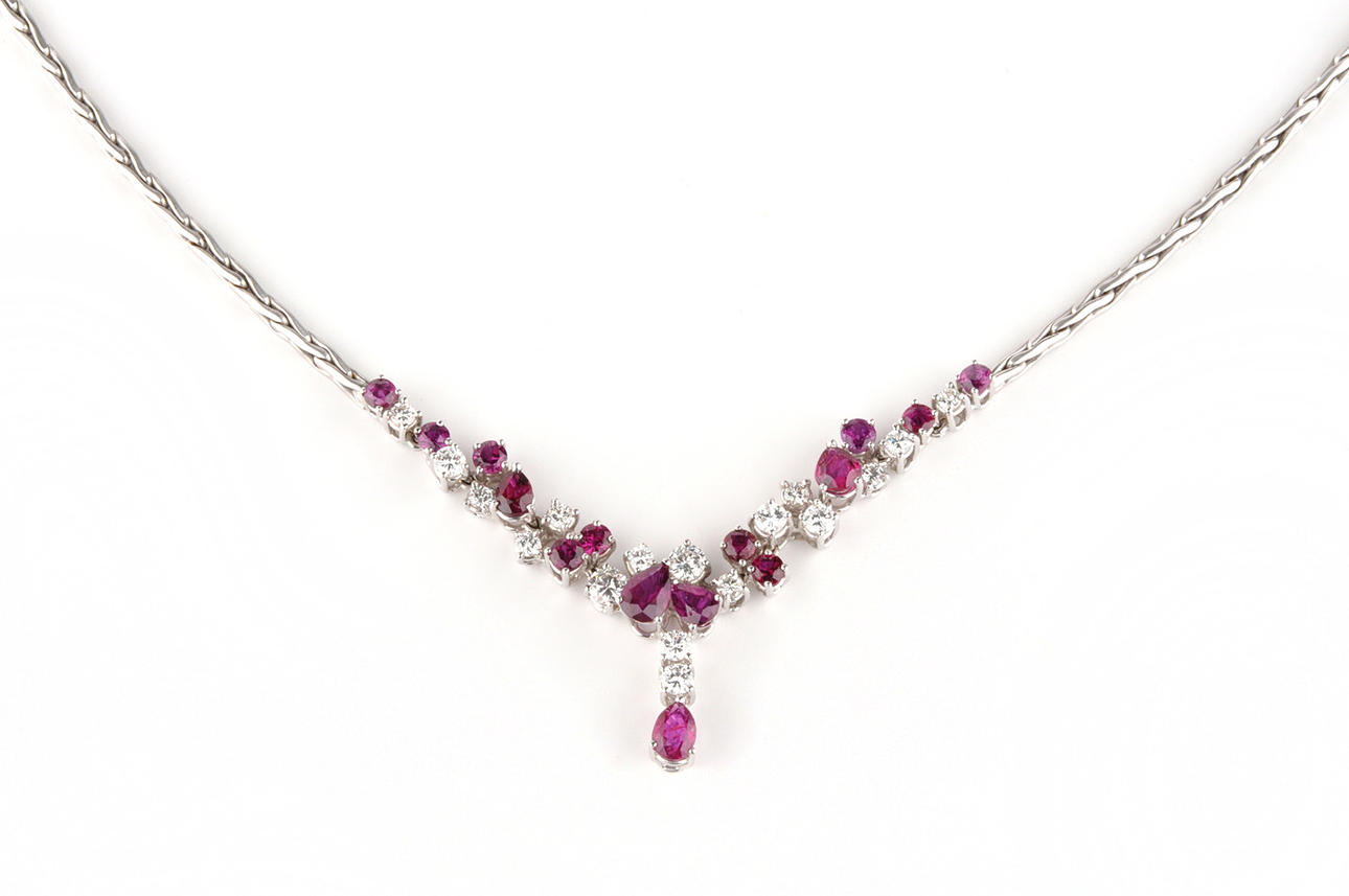COLLIER med rubiner och briljanter, 750 vitguld, ca. 21 g.