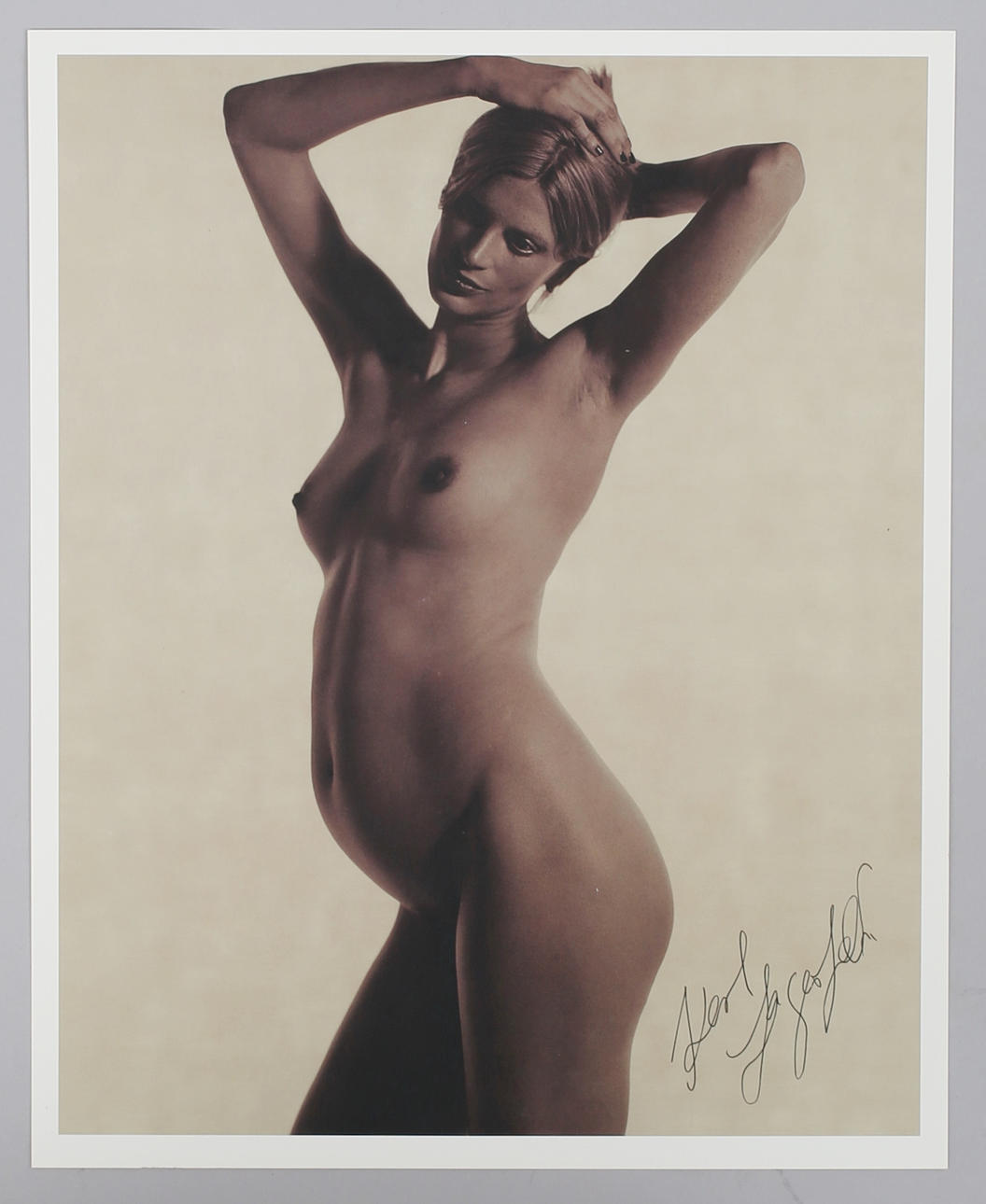 KARL LAGERFELD (* 10. SEPTEMBER 1933 IN HAMBURG). FOTOTRYCK Kristen McMenamy.