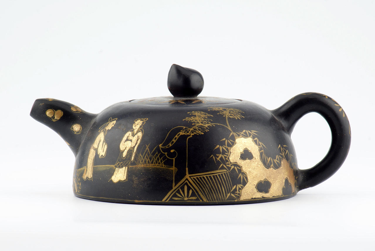 CHINA. ”TEKANNA, SVART BAKGRUND MED GULDMÅLNING”. Keramik omkring 1900.