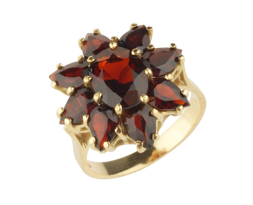 GRANATRING, 750 gult guld, ca. 6,4 g.