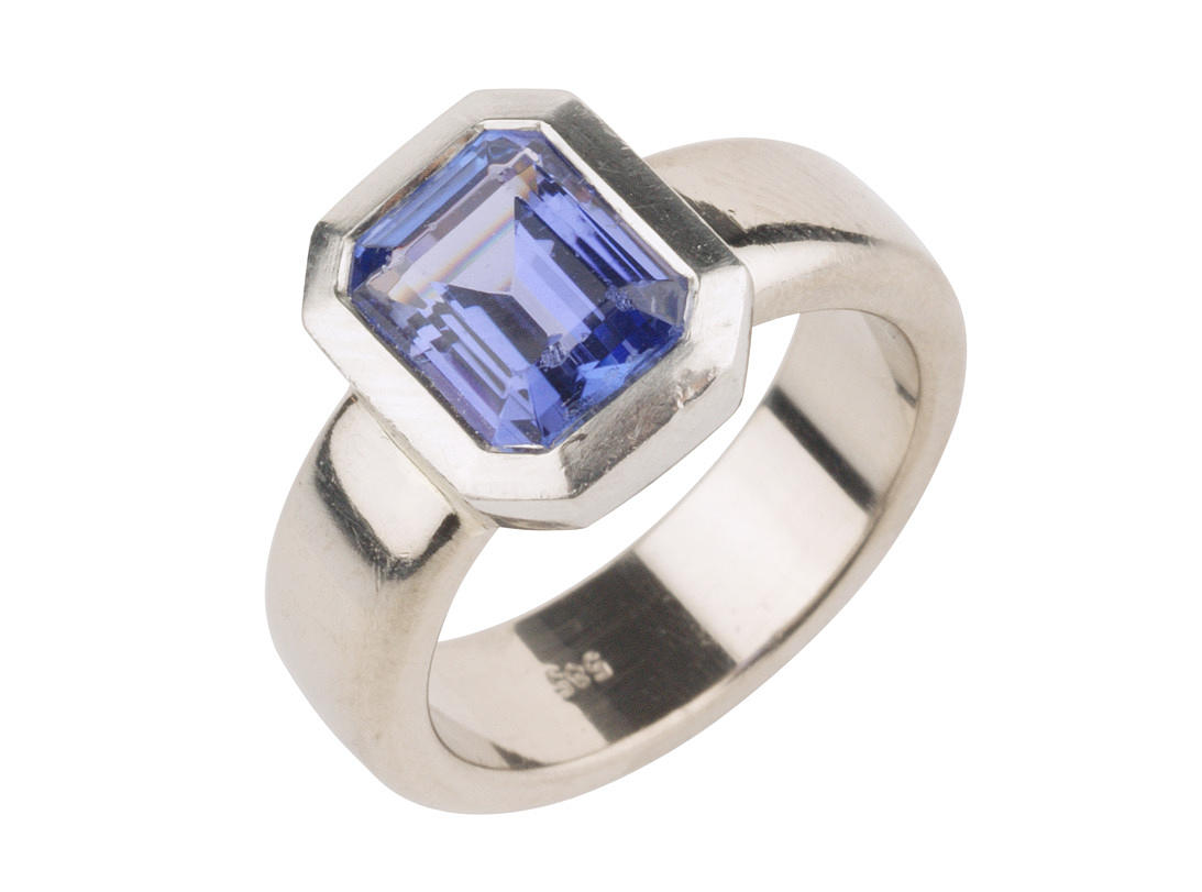 Guldring med tanzanit, 585 vitguld, ca. 14 g.