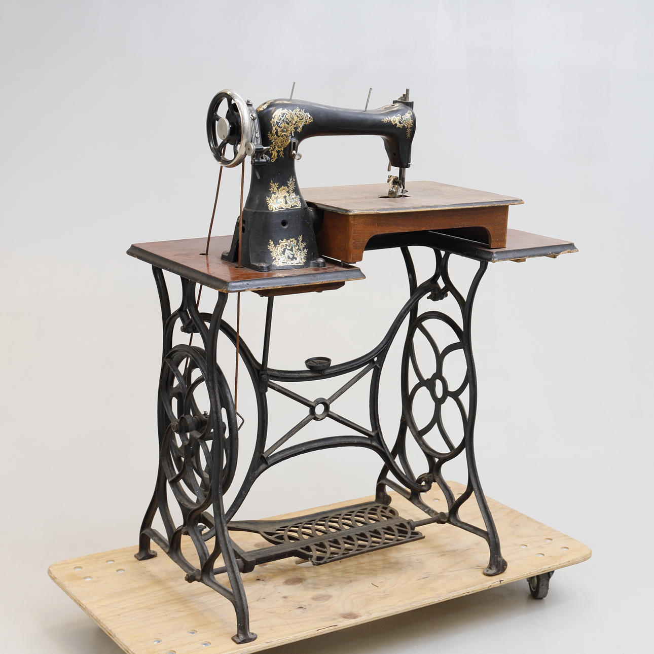 SEWING MACHINE, pedal driven, early 20th century.