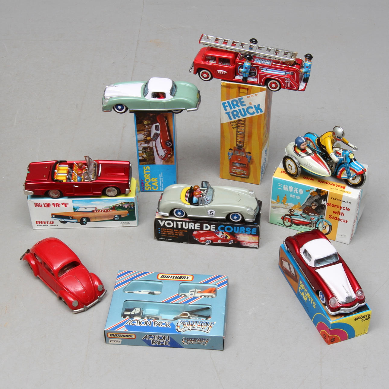 CHINA 5 bilar och en motorcykel med sidovagn i originalkartong, MATCHBOX "Connvoy" i originalkartong samt VW plastkaross friktion.