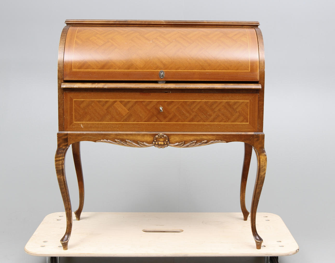 RULLKLAFFSEKRETÄR, rokokostil, 1940-tal.